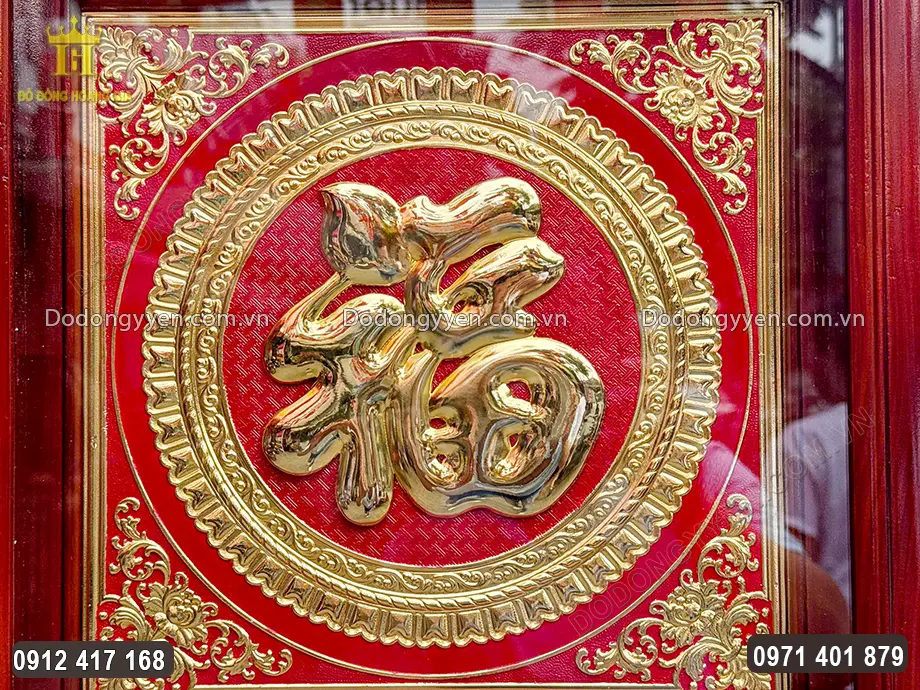 Chữ Ph&uacute;c được chạm th&uacute;c nổi theo lối tiếng H&aacute;n